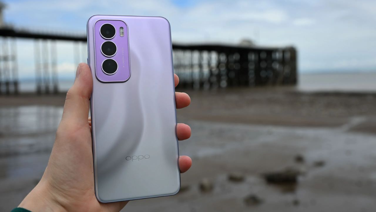 Oppo Reno 12 Pro में डिस्काउंट के साथ मिल रहे बेहतरीन ऑफर्स, स्मार्टफोन अब और भी सस्ता